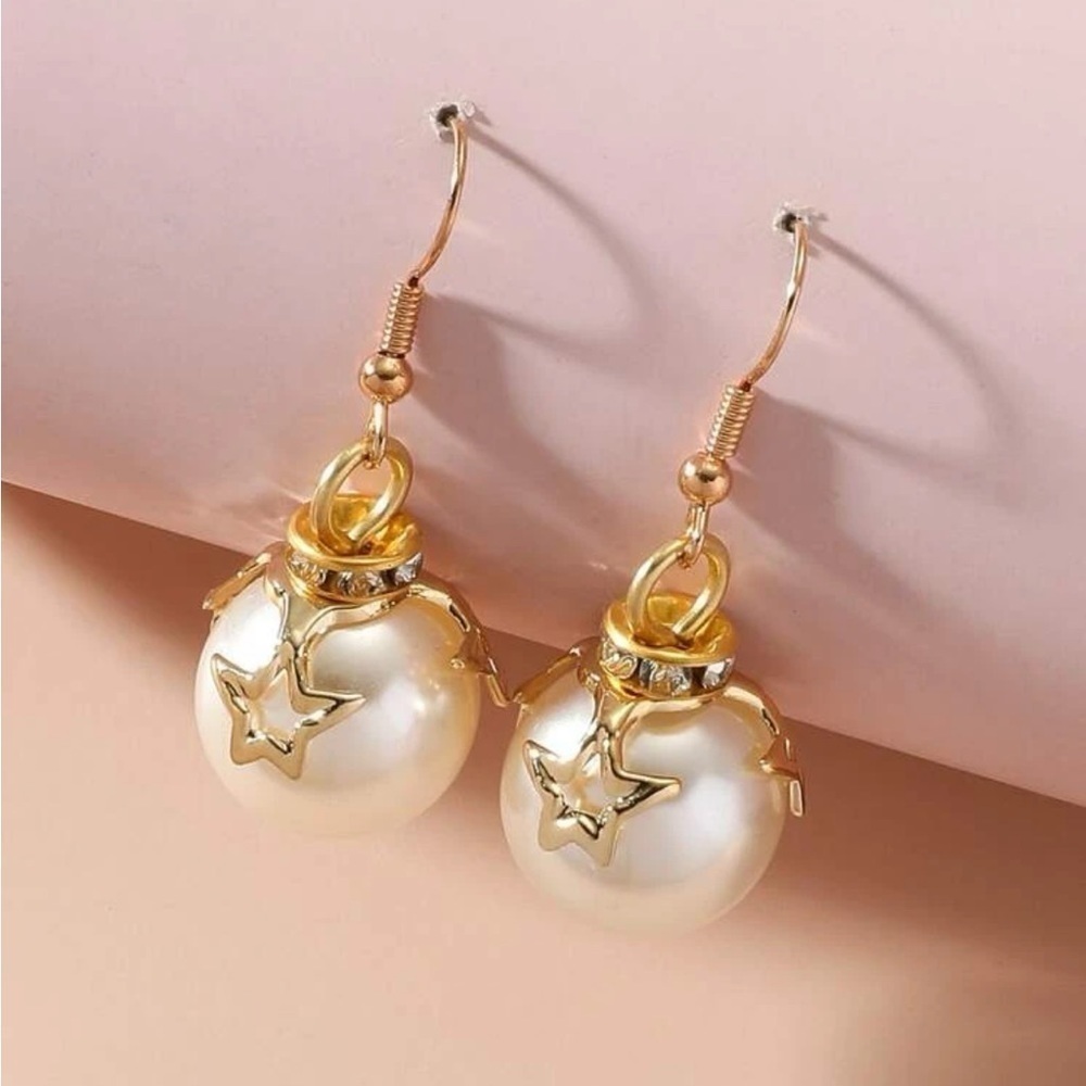 Faux pearl 18k gold tone earrings 💫​